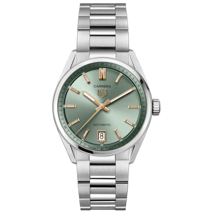 Luksusowy elegancki i kobiecy zegarek TAG Heuer z kolekcji Carrera model WBN2312.BA0001. Grafika ukazuje przód zegarka z widoczną pastelowo zieloną tarczą i złotymi indeksami oraz okienkiem datownika na godzinie 6 połączoną z bransoletą i kopertą.