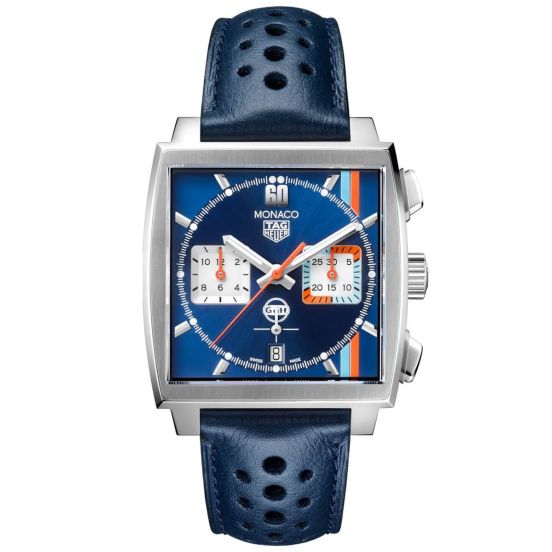 Zegarek TAG Heuer Monaco w wersji specjalnej to legenda, która zachwyca charakterystycznymi barwami marki Gulf. Jego niebieska tarcza o efekcie promieni słonecznych ozdobiona jest kultowymi cienkimi pasami oraz logo Gulf na godzinie 6 i vintage'owym logo