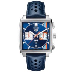 Zegarek TAG Heuer Monaco w wersji specjalnej to legenda, która zachwyca charakterystycznymi barwami marki Gulf. Jego niebieska tarcza o efekcie promieni słonecznych ozdobiona jest kultowymi cienkimi pasami oraz logo Gulf na godzinie 6 i vintage&#039;owym logo 