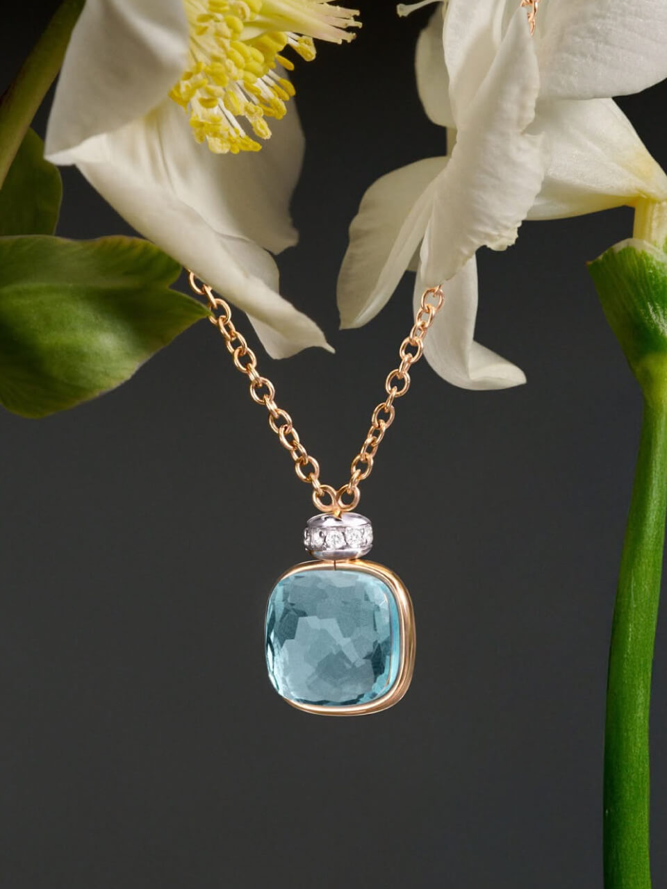 Kobiece dłonie ozdobione biżuterrią marki Pomellato z kolekcji Nudo, która charakteryzuje się dużymi kolorowymi kamieniami szlachetnymi takim jak np. kwarc, topaz lub prasolit