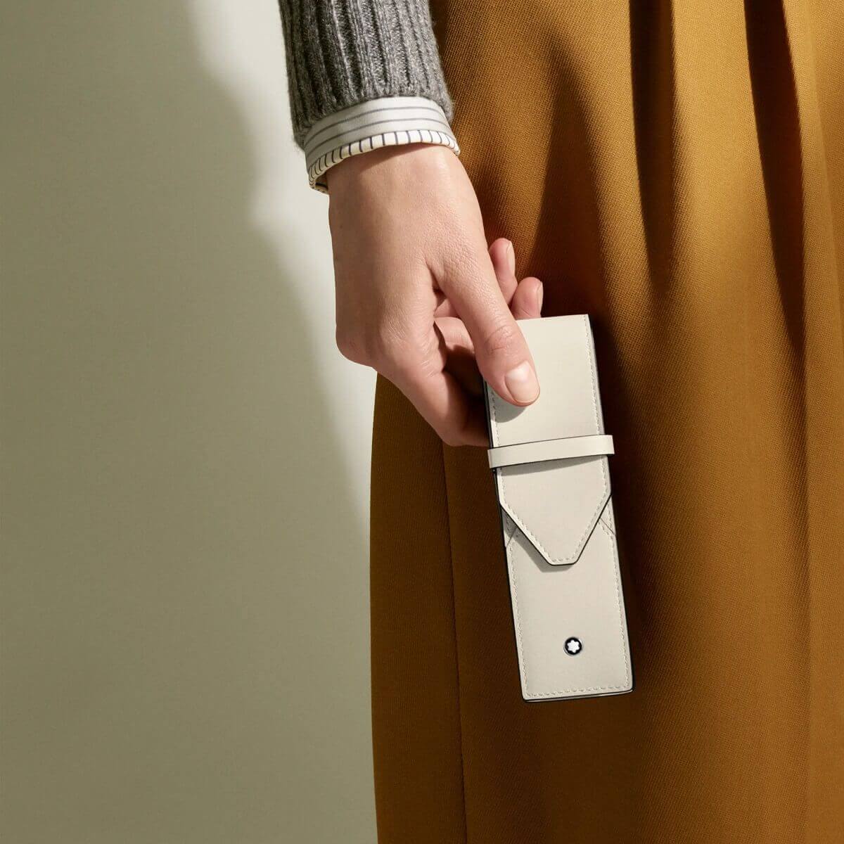 beżowe etui Montblanc